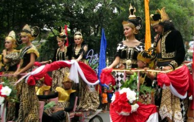 BATIK SOLO DIPERKENALKAN LEWAT KARNAVAL