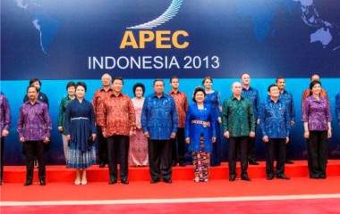 PARA PEMIMPIN APEC JUGA MEMAKAI BATIK