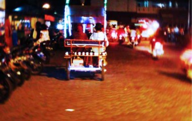 BECAK NEON MELENGKAPI SUASANA MALAM KOTA SOLO